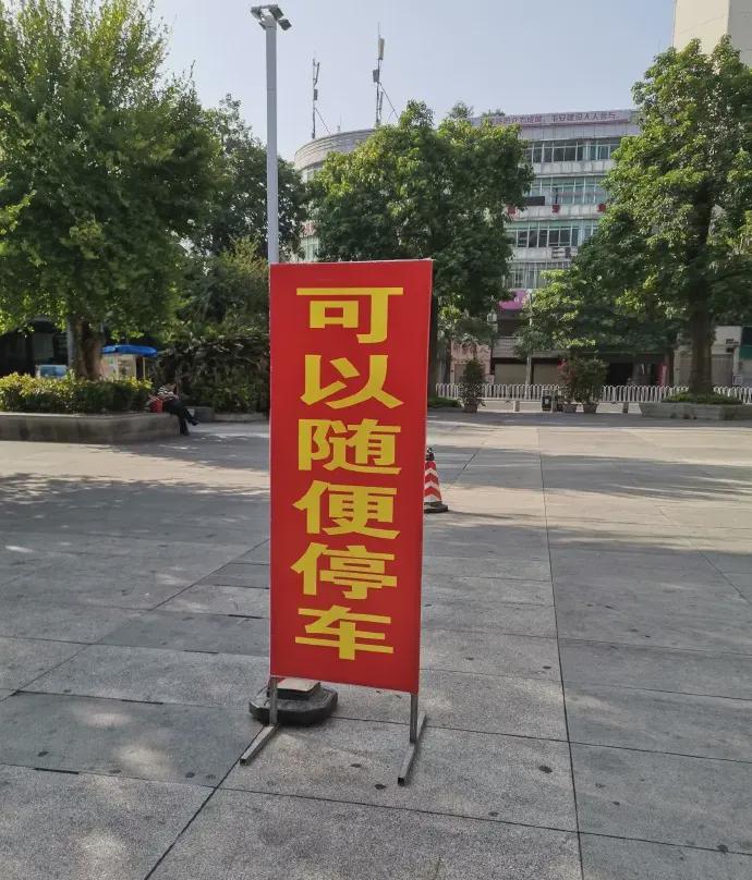 “跟男友第一次住宾馆，洗澡间挂个毛笔啥意思？”哈哈哈