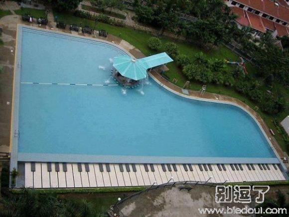 钢琴泳池