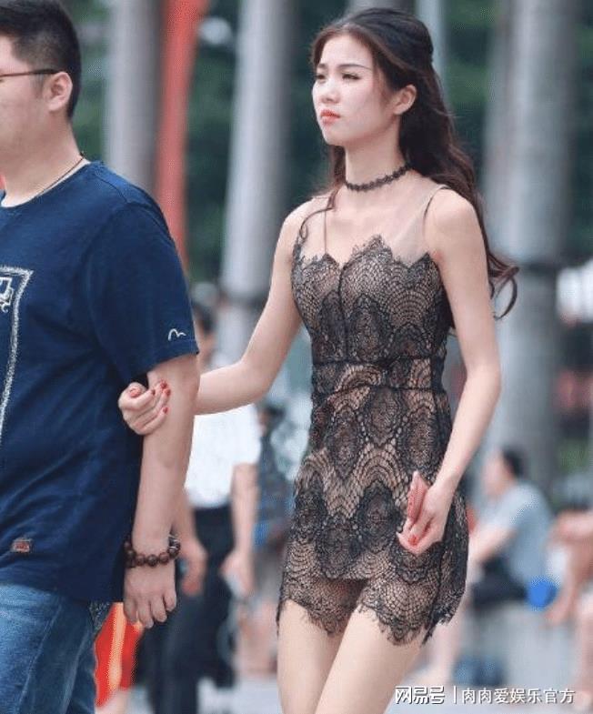 不仔细看，还以为妹子穿的裙子有问题呢？