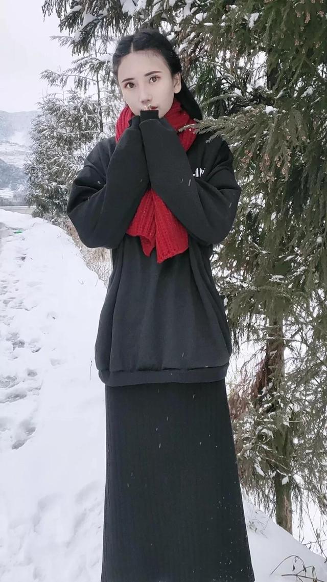 三千年只出一美女，玩雪的小姐姐宛若仙子