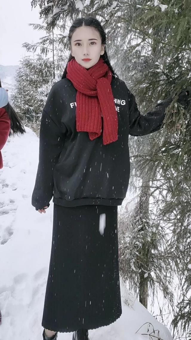 三千年只出一美女，玩雪的小姐姐宛若仙子