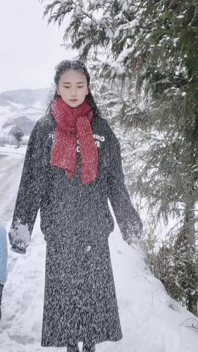 三千年只出一美女，玩雪的小姐姐宛若仙子