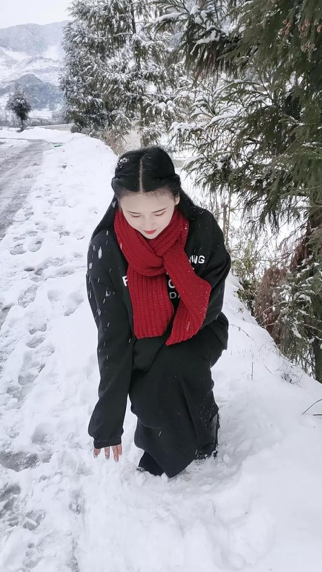 三千年只出一美女，玩雪的小姐姐宛若仙子