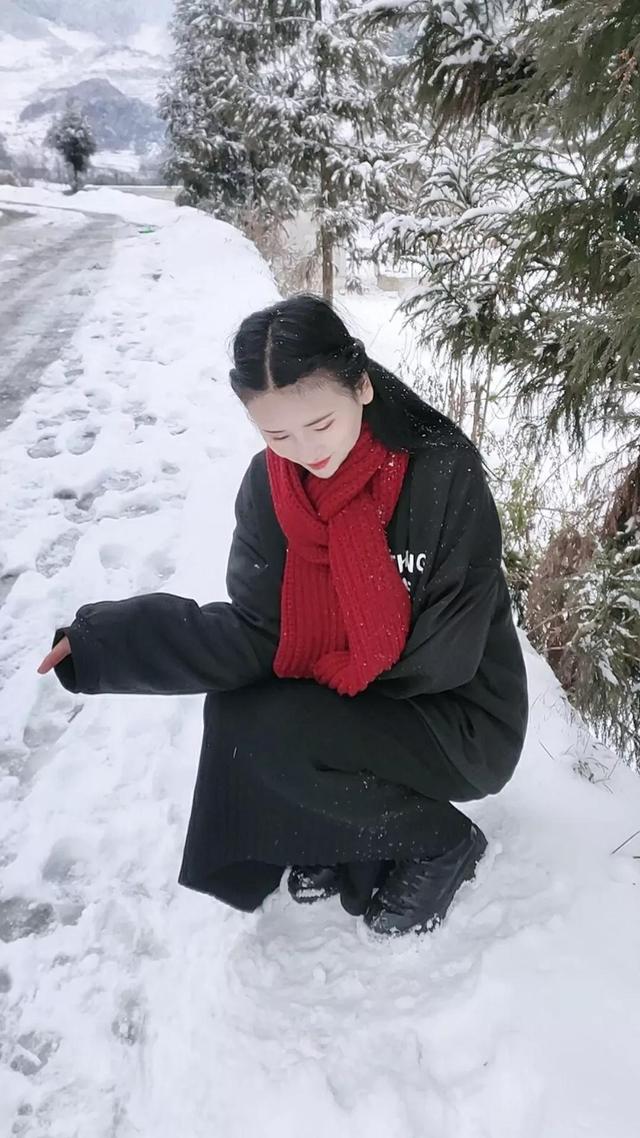 三千年只出一美女，玩雪的小姐姐宛若仙子