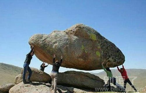 一块巨大的石头。