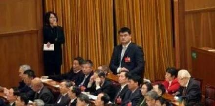 位代表，，请你先坐下行吗，还没到你发言呢，