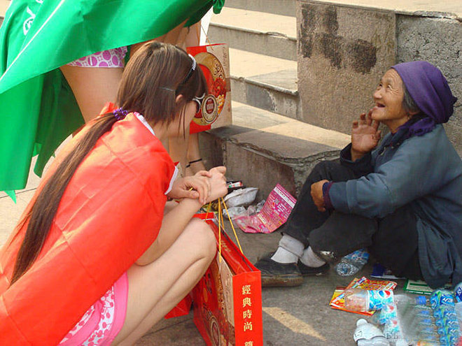 中秋节美女们披星戴月送月饼,送祝福。