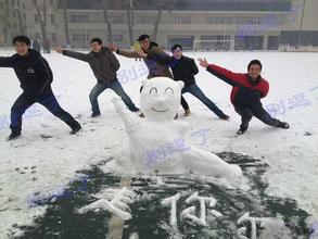 同学们堆雪人搞笑图片