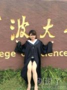 这所大学的女生都爱搁着拍毕业照