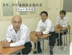 正在排队坐的明星。