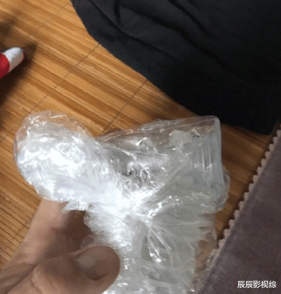 “从女票包里翻出来的，感觉没那么简单！”哈哈哈信息量有点大！