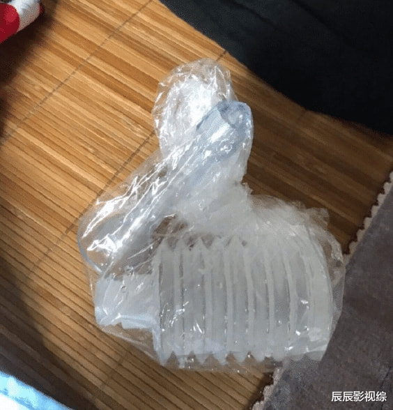 “从女票包里翻出来的，感觉没那么简单！”哈哈哈信息量有点大！