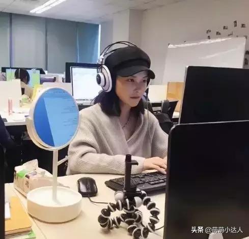 搞笑趣图 火车上遇到漂亮的妹子脱鞋，应该怎样提醒她？