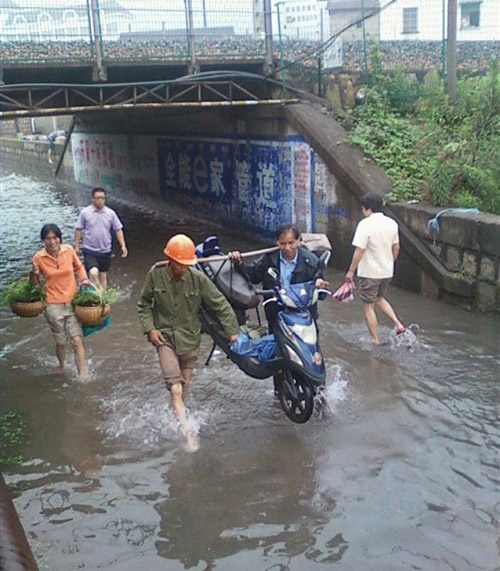 开两轮车的各种爆笑场景图片