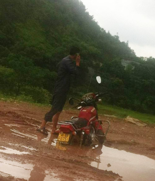 开两轮车的各种爆笑场景图片