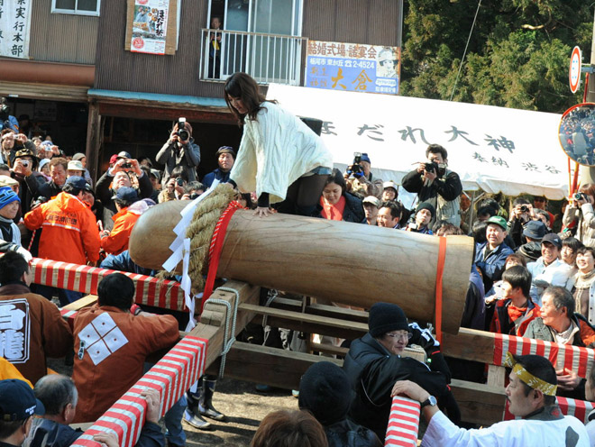 日本膜拜神器大会,人流如潮。