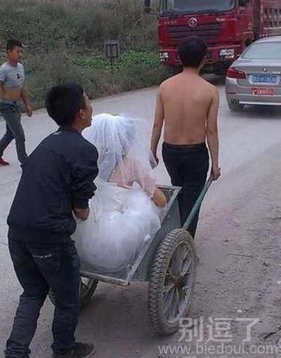 一个高大上的婚车。